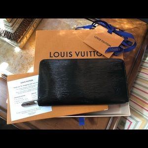 Authentic!! Louis Vuitton Zippy Wallet...